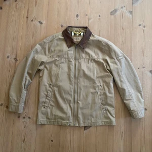Vintage jacka - En riktigt snygg vintage jacka från Camel active i  bra skick förutom skada invändigt som bör kunna lagas enkelt, se bild 4. Tunn och perfekt nu till vår/sommar. 