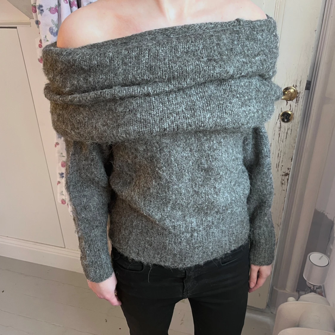 Grå offshoulder stickad tröja