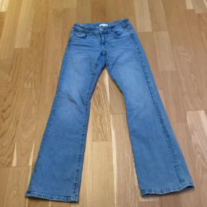 Ljusblå bootcut jeans Gina tricot  - Ett par ljusblå jeans från Gina tricot i storlek 164. Byxorna är använt fåtal gånger och i nytt skick. Pris går att förhandla!!