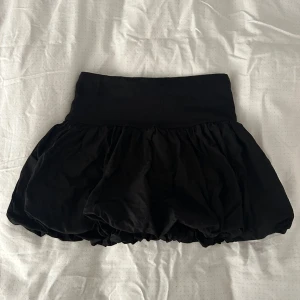 Svart kortkjol från Gina Tricot - Säljer denna söta kjol från Gina Tricot som knappt är använd. Kjolen är i strl S och passar mig som är 170cm. 