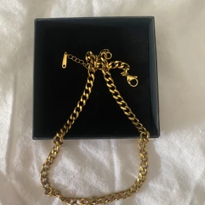 Guld kedja - Guldkedja med längd 50-55cm längd, använd några gånger med annars inget fel på den, bra kvalitet och kommer inplastad och självklart med box 