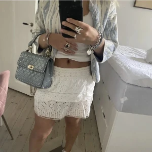 Vit broderad kortkjol med volang - Säljer denna söta kjol från zara barn som är väldigt populär💕 Så fin och har inbyggda shorts, är i mycket bra skicka minus defekten som syns på sista bilden, dock inte något som man tänker så mycket på när man har på sig den! Är i storlek 13-14 år men skulle säga att den passar någon som är en XS eller S. Skriv om ni har några frågor eller vill ha fler bilder! 🌸🩷