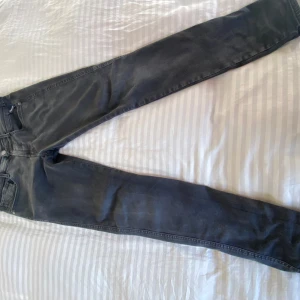 Replay jeans svart - Såljer mina svarta replay då jag inte använder dem längre.