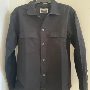 Svart overshirt från Jack & Jones - Svart overshirt från Jack & Jones i storlek S. Knappt använd och i väldigt fint skick. Prisförslag kan diskuteras!🙏