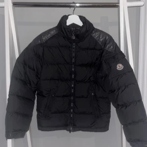 Svart Moncler Jacka  - Svart Moncler jacka | Skick: 9,5/10 Storlek:14y/S Hör av er vid minsta fundering! Självklart äkta!