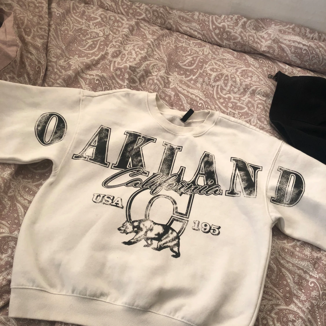 Vit och svart hoodie med tryck