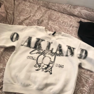 Vit och svart hoodie med tryck - Skön hoodie med tryck. Passar med vad som helst🤍