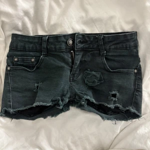 Vintage Lågmidjade shorts  - Supersnygga och väldigt Lågmidjade jeansshorts som är korta. Storlek 26/xs. Fin detalj på baksidan. Vintage så svåra att få tag på. Tar inte bud under 500kr.