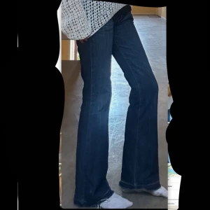 Mörkblå bootcut jeans - Snygga mörkblå jeans med bootcut passform och klassisk femficksdesign. Säljer dem här superfina jeansen. Midjemått är ungefär 38 cm tvärs över och innerbensmåttet är ungefär 80 cm. Inga defekter eller något. Skriv om ni är intresserade❤️