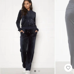 Marinblå Juicy Couture - Juicy Couture set i färgen marinblå. Storlek XS i både byxan och koftan. Lite mindre defekt på byxan men inget märkvärdigt därför är priset lite billigare.