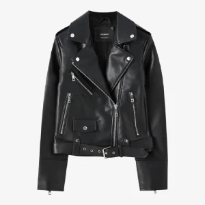 Svart skinnjacka pull & bear - Snygg svart skinnjacka från Pull & Bear med dragkedjor och bälte i midjan. Jackan har flera fickor och detaljer i silver. Jättefint skick.