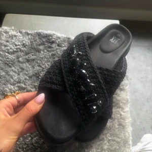 ”Inuikii” dupe tofflor - Populära Inuikii dupes, från din sko! 😍 Perfekta till sommaren! Använda förra året men bra skick, en diamant saknas dock (se sista bilden)! passar mig som vanligtvis har strl 39! Nypris 550! 