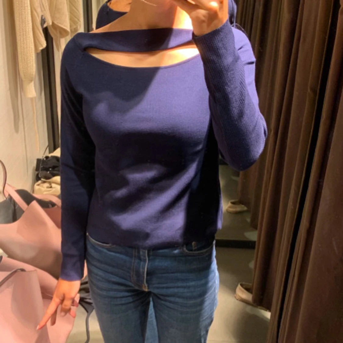Mörkblå offshoulder topp med cut-out - 1