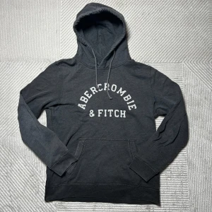 A&F hoodie | M - Grå A&F hoodie | fint skick och har mycket kvar att ge | om du har funderingar hör då av dig | 🍾