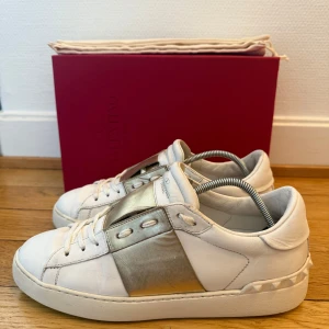 Valentino open sneakers - Säljer nu dessa fina valentino open skor | Storlek 40 | Super fint skick | Kommer även med box,dustbag och kvitto | Hör gärna av er vid frågor eller funderingar 😊