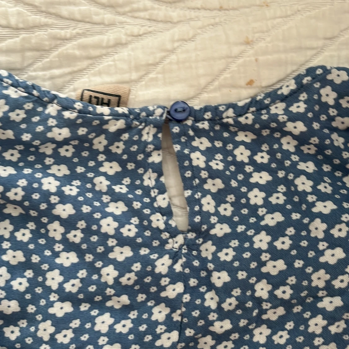 Blommig blå blus med volangdetaljer - 2