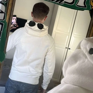 Cp Company Hoodie - Säljer denna fina Tröja då den inte kommer till användning  Storlek M  *Inga fläckar* Vid intresse tveka inte på att höra av dig  Mvh Ludde