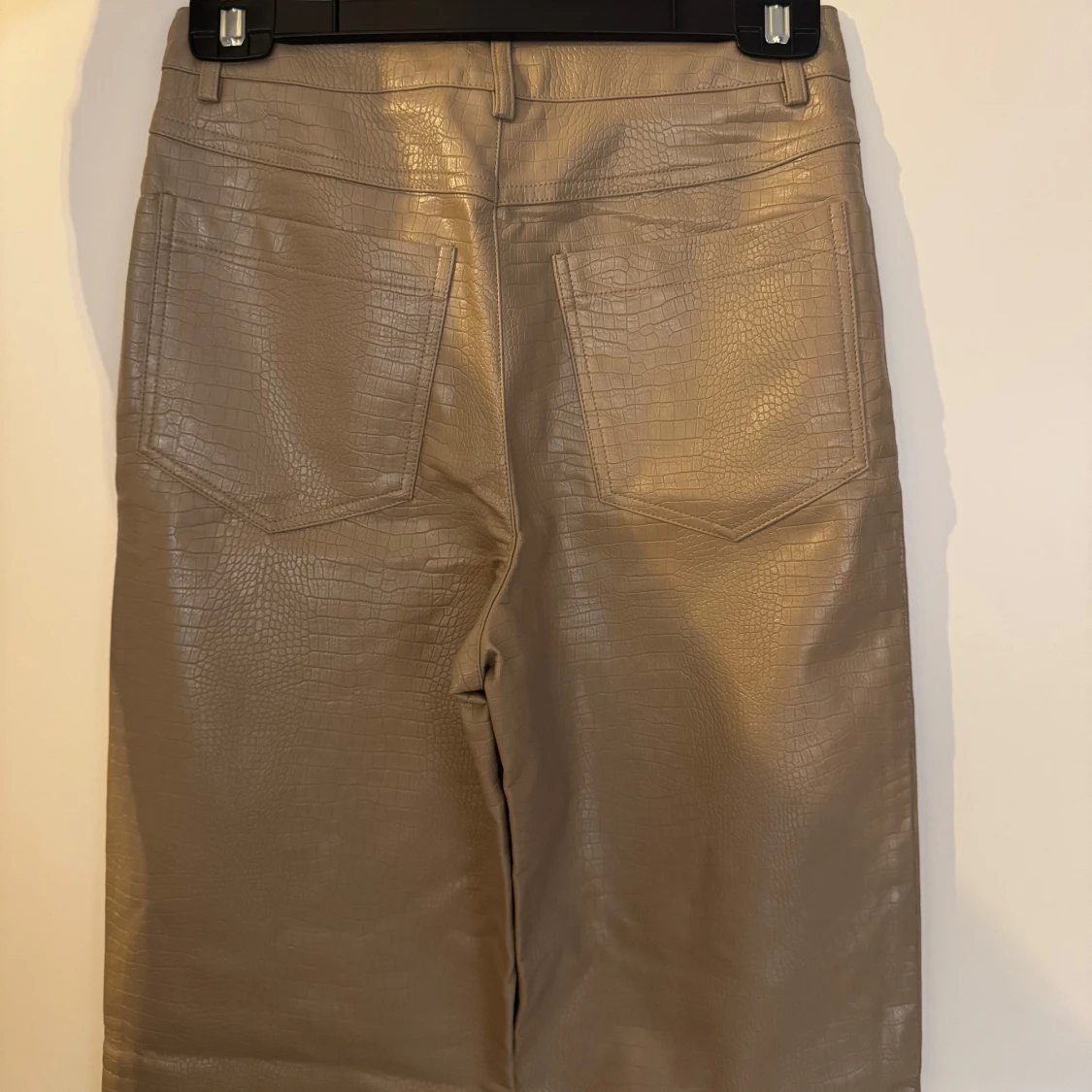 Taupe croc-mönstrade byxor från Neo Noir - 3