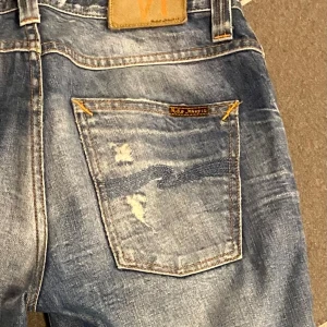 Nudie jeans med fet tvätt och feta sletningar - Säljer ett par nudie jeans med modellen grim Tim, står 30 waist men sitter mer som 31/32. Dessa är väldigt sällsynta med denna typ av tvätt