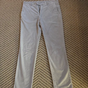 Beige manchesterbyxor från Massimo Dutti - Snygga beige manchesterbyxor från Massimo Dutti i slim fit-modell. Byxorna har klassiska fickor och bälteshällor, perfekta för en stilren och modern look. Mjukt material och diskret struktur gör dem både bekväma och trendiga.             Nypris 1 000 kronor. 