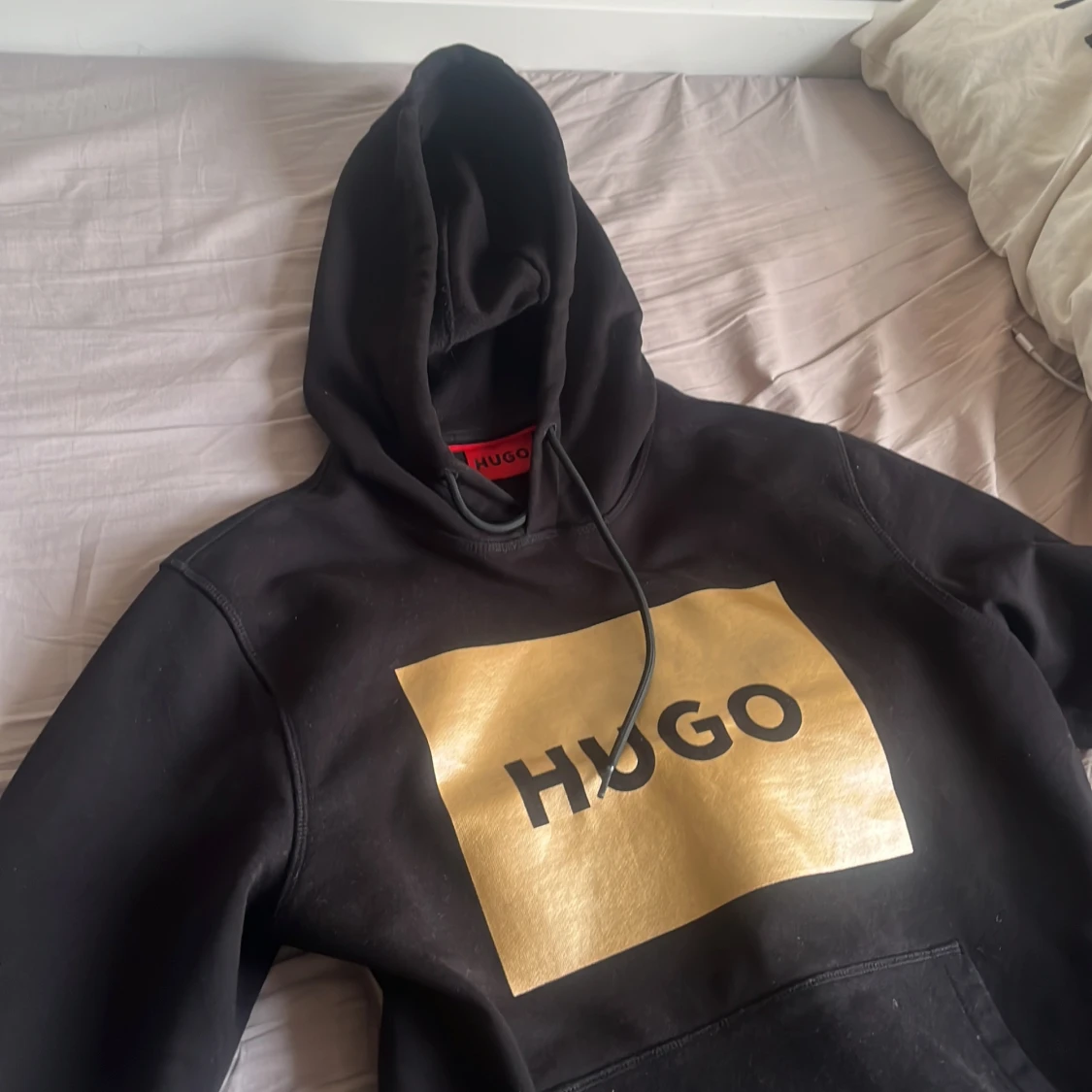 Svart hoodie från HUGO med gulddetalj - 3
