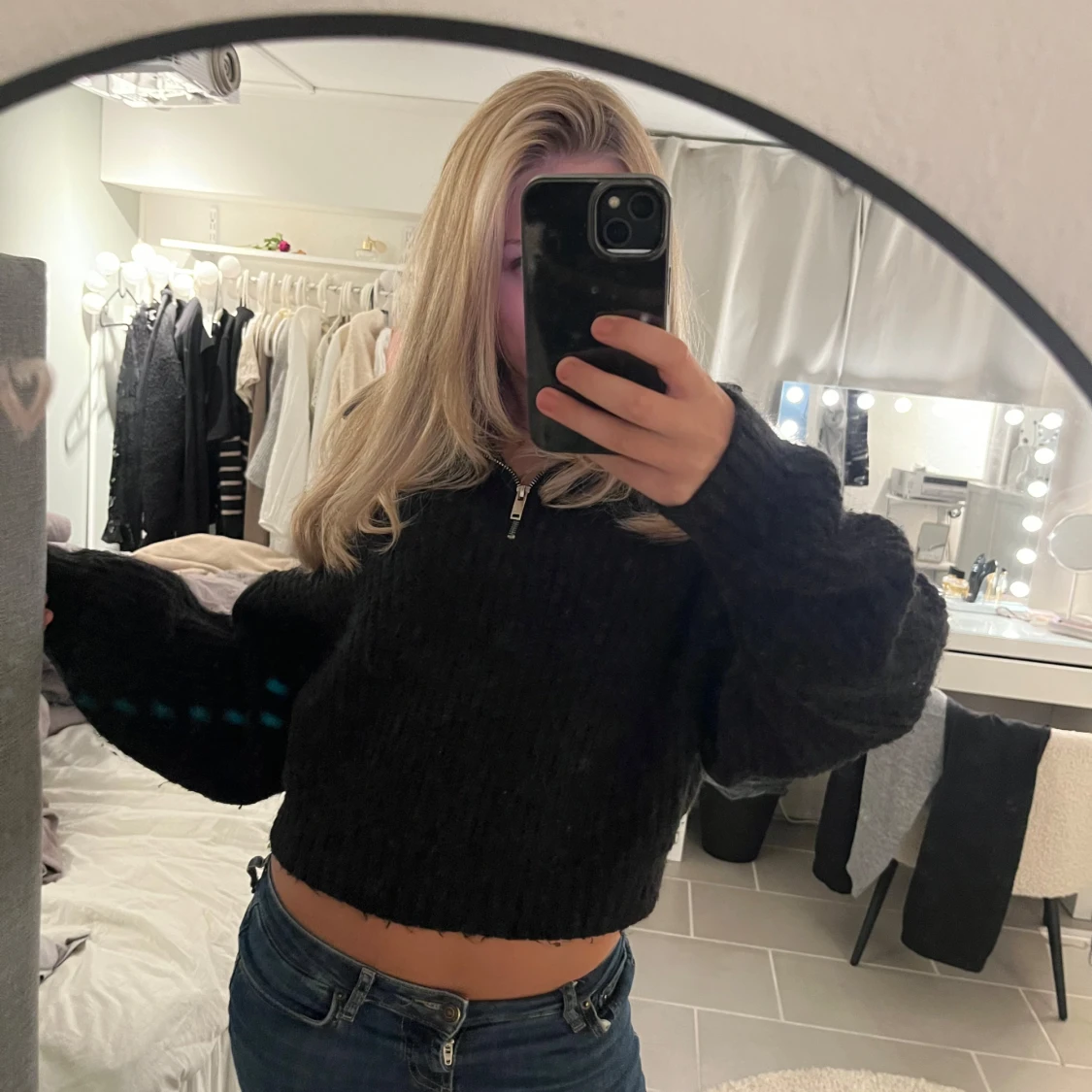 Svart croppad stickad tröja med dragkedja