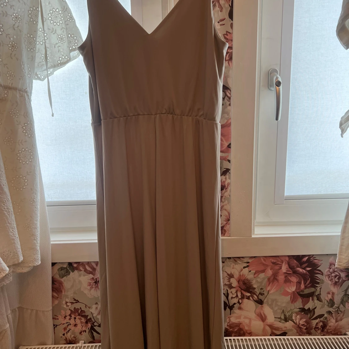 Beige långklänning med v-ringning - 1