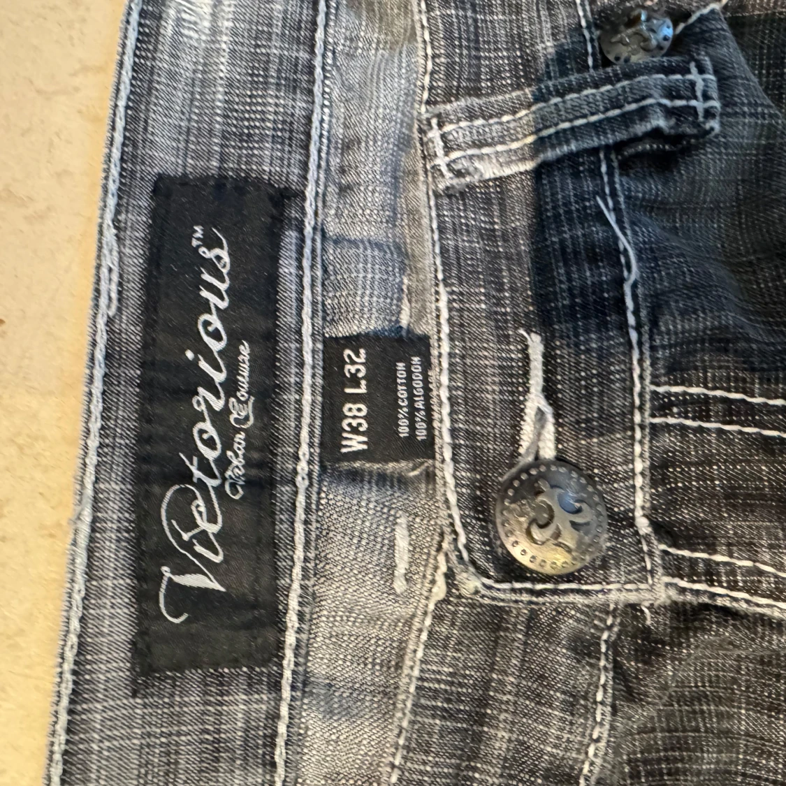 Gråa jeansbyxor med broderad sköld på bakfickorna - 4