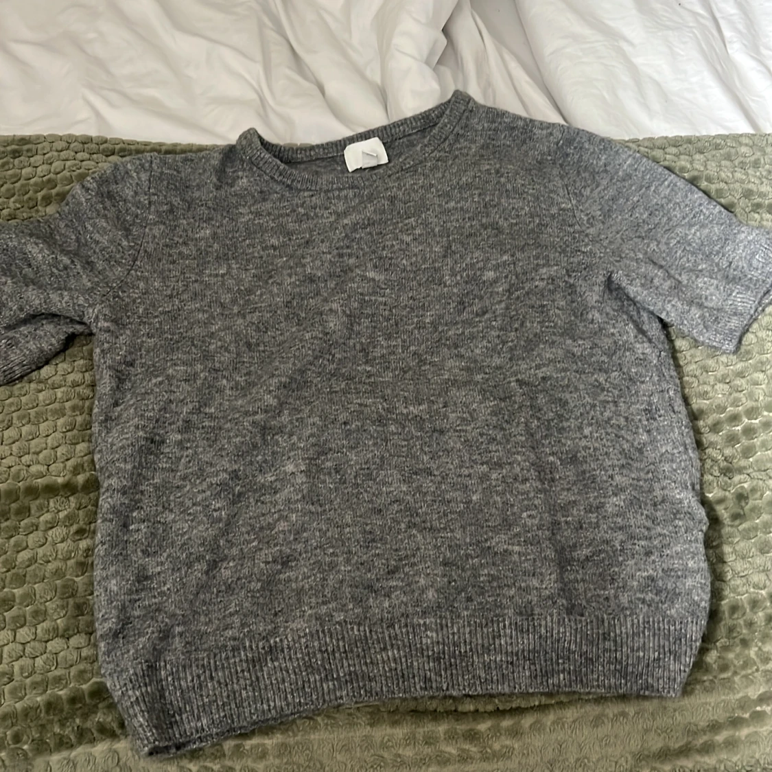 Grå stickad tröja
