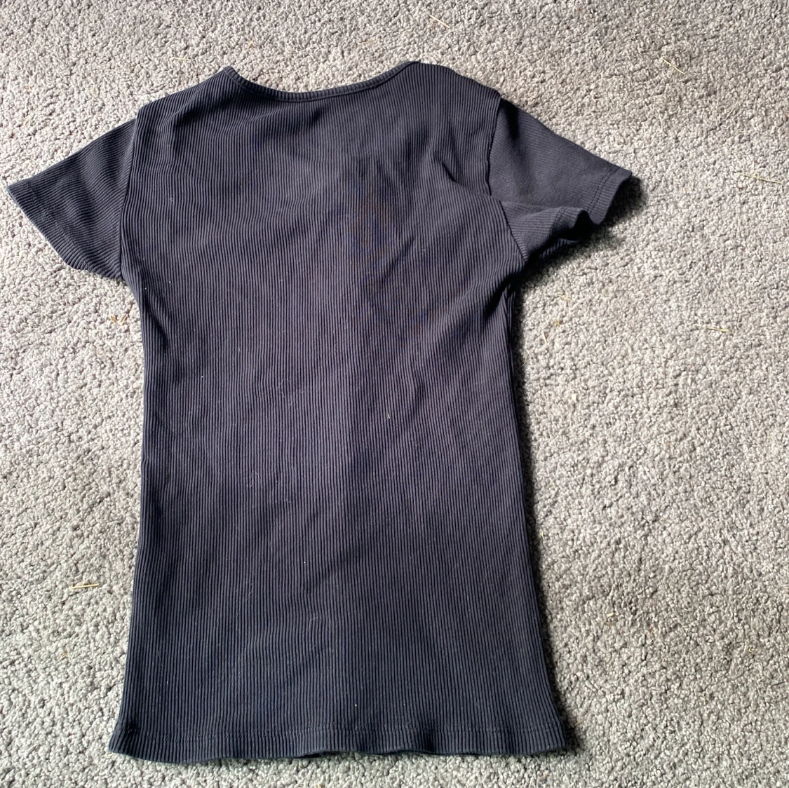 Svart ribbad kortärmad med knyt från The Black Label Collection - 1