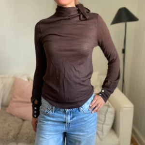 Brun långärmad topp med knytning🤎 - Brun topp i storlek S