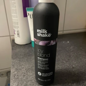 Milkshake silverschampoo - milk_shake icy blond Shampoo är ett silverschampo speciellt framtaget för blont hår. Schampot innehåller mjölkproteiner och druvextrakt, och är fritt från parabener och SLES. Fantastiskt för att få bort de gula tonerna och gör även att man ser blondare ut igen 🤩Oöppnad!
