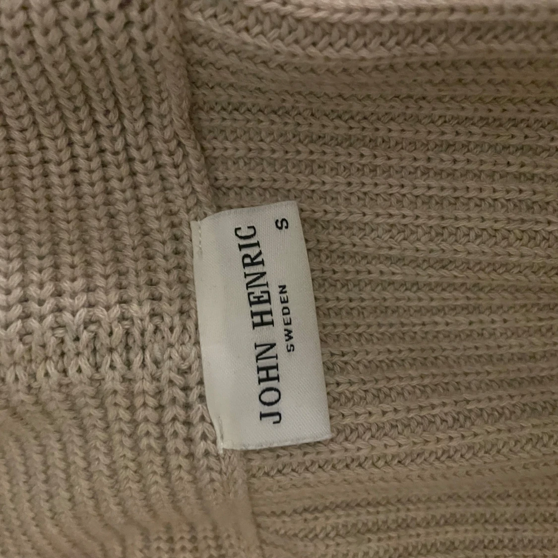 Beige stickad kofta från John Henric - 2