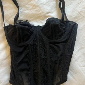 shein korsett - fin korsett i stl s från shein. endast använd av mig en gång. dm vid fler frågor❤️