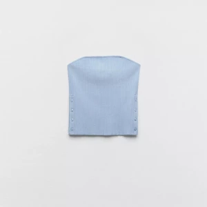 Ljusblå ribbad tubtopp från Zara - Ljusblå ribbad tubtopp från Zara. Toppen har dekorativa knappar på sidorna och är tillverkad i ett stretchigt material som sitter snyggt