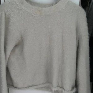 Vit fluffig stickad tröja från Weekday - Vit tröja i ett super mysigt tygg