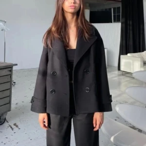 Svart kappa med dubbelknäppning - Säljer denna svara kappa från Design By Si i storlek XS. Jackan har har ett litet hål innanför jackan men som ej syns. Skriv för Egna bilder eller intresse 💖