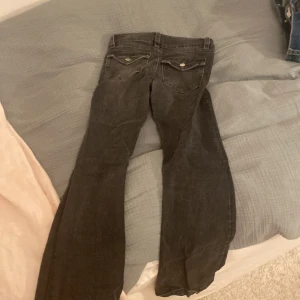 Svarta bootcut jeans - Supersnygga jeans från Gina! Låg midja och bootcut 