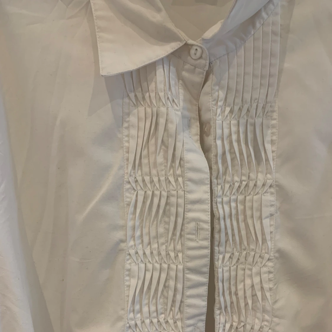 Vit skjorta med veckad front - 1