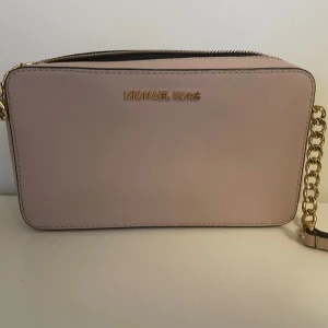 Ljusrosa  Michael Kors väska  - Ljusrosa Michael Kors väska i mycket bra skick. Guldiga detaljer. 