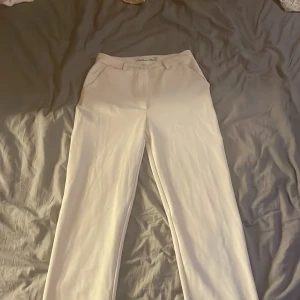 Vita kostymbyxor lager 157 - Säljer nu mina vita kostymbyxor från lager 157 i storlek xs. Byxorna är knappt använda och är i mycket bra skick. 🤍🌸