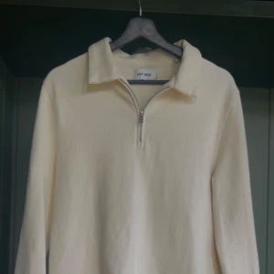  Half zip från EAST WEST - Säljer en stilren beige långärmad tröja från EAST WEST. En lös trådende (se bild) men som nytt skick annars. Nypris 800kr, mitt pris 349kr😁💯