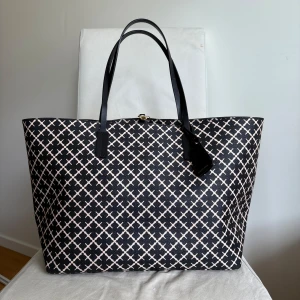 By Malene Birger Abigail väska - Använd få gånger, i utmärkt skick, som ny. Inga slitage, defekt & fläck, ser perfekt ut. Handtaget är i utmärkt skick. Nypris 2800 kr. Mått: 28x47x14 cm. Priset kan diskuteras vid snabb affär. hör av dig vid fler frågor och bilder. Säljer flera andra varor från Malene Birger och andra märken. 