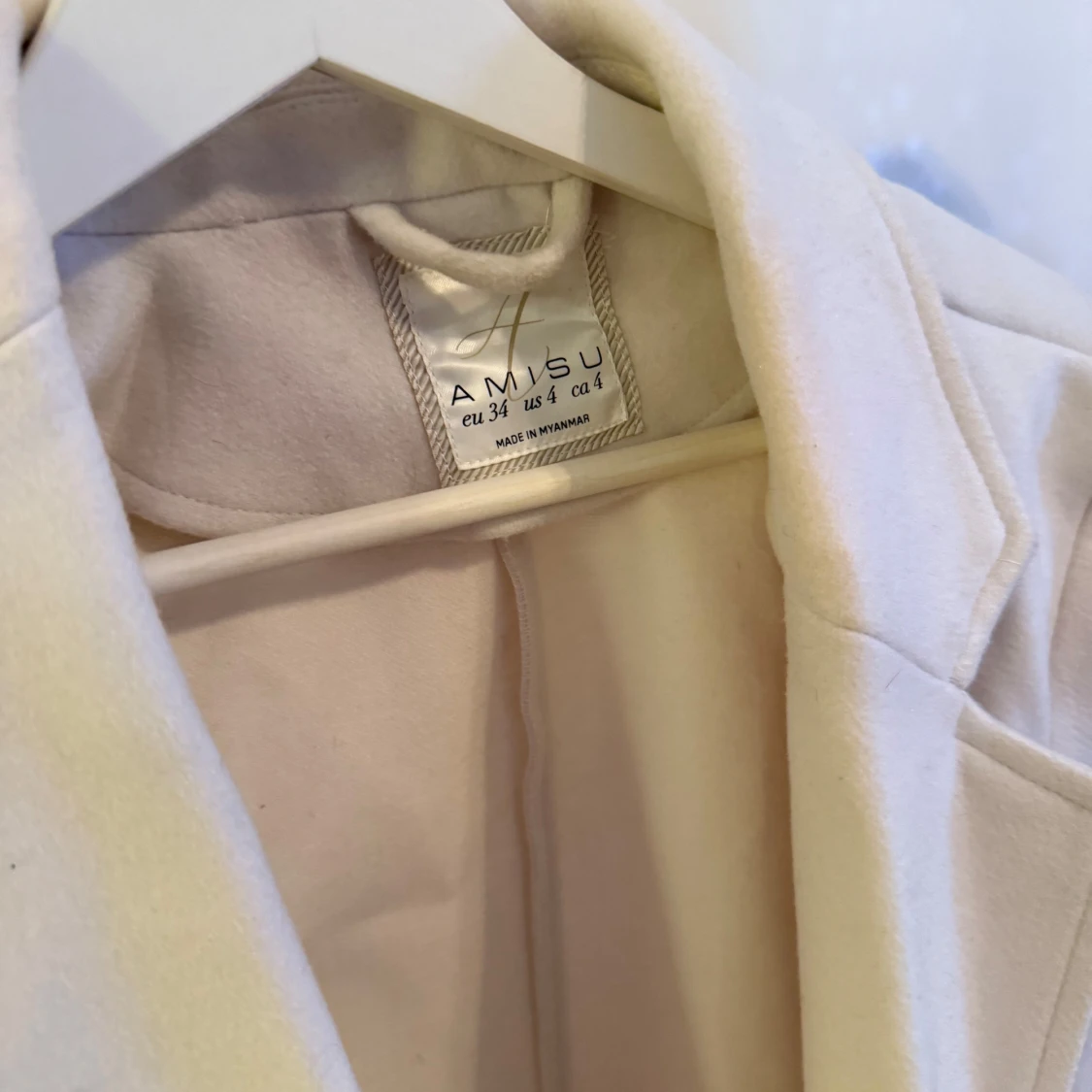 Vit kappa från Amisu