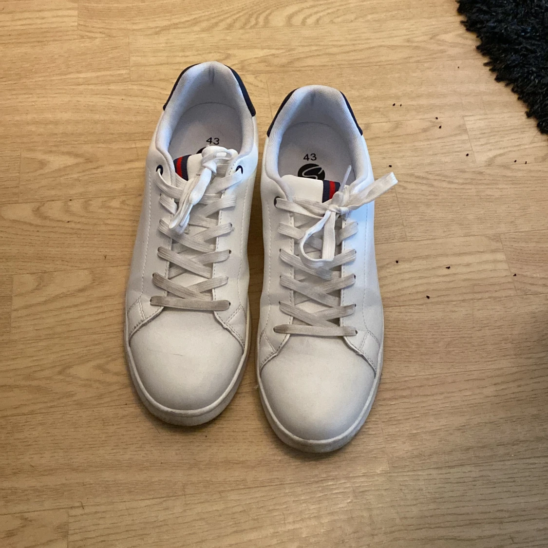 Vita sneakers med röd och blå detalj - 1