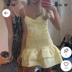 Gul volangklänning med smala axelband - Säljer en oanvänd gul klänning storlek s. Säljer för  300kr❤️❤️