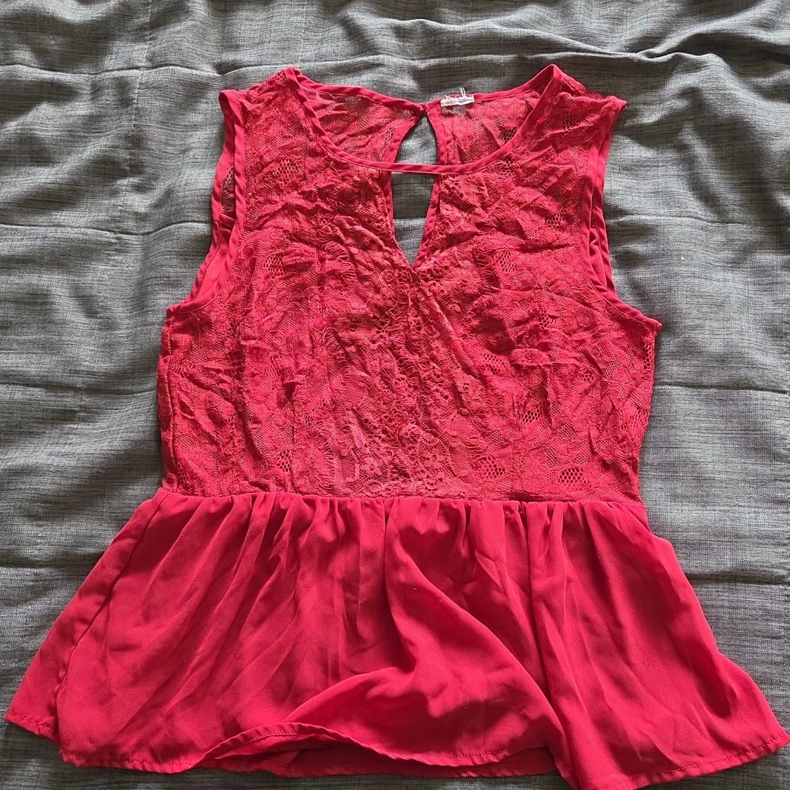 Röd spetsblus från Vero Moda