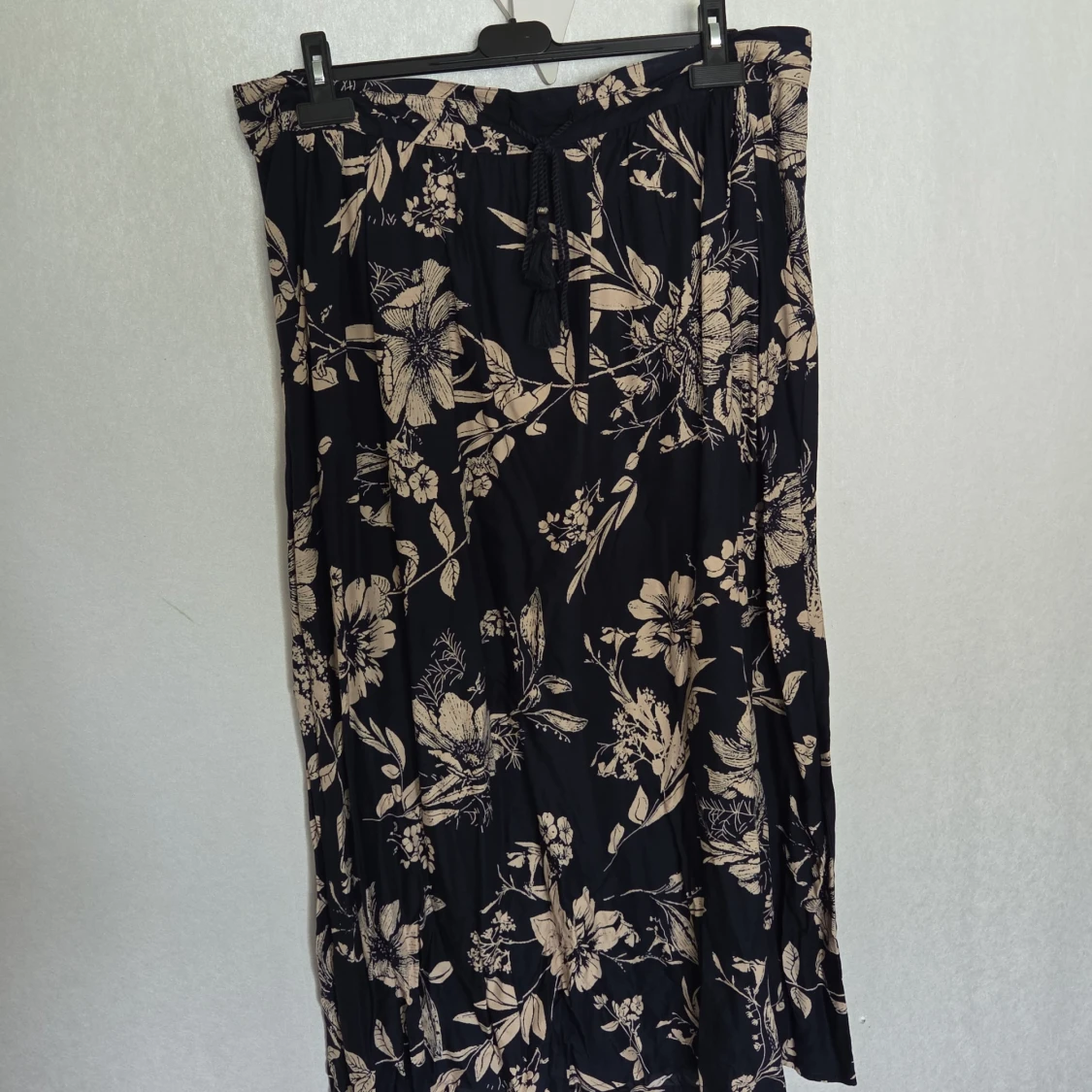 Mörkblå blommig långkjol från Bonprix