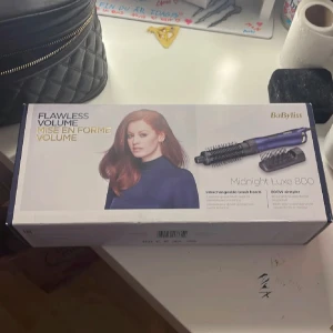 BaByliss Midnight Luxe 800 varmluftsborste - BaByliss Midnight Luxe 800 är en varmluftsborste med utbytbara borsthuvuden. Borsten är lila och svart med metalliska detaljer och passar för att skapa volym och styling i håret. Perfekt för att fixa snygga frisyrer hemma. Nypris 500kr