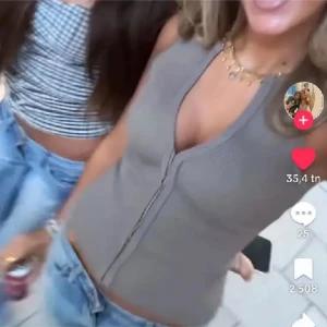 Beige ribbad linnetopp från Zara - Säljer en beige ribbad linnetopp från Zara med v-ringning och ärmlös design. Toppen har en figurnära passform och dekorativ söm framtill. Perfekt att matcha med jeans eller kjol. Lånade bilder💕Storlek L men passar mig som brukar ha S/M💗